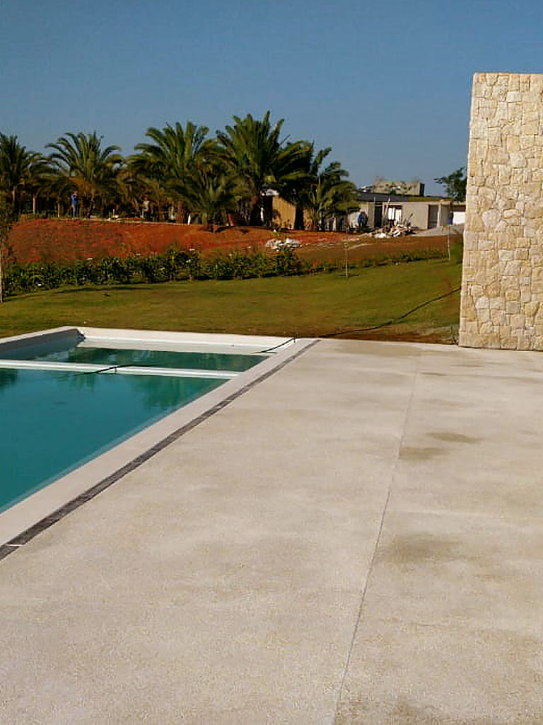 piso fulget para área de piscina na cor cinza