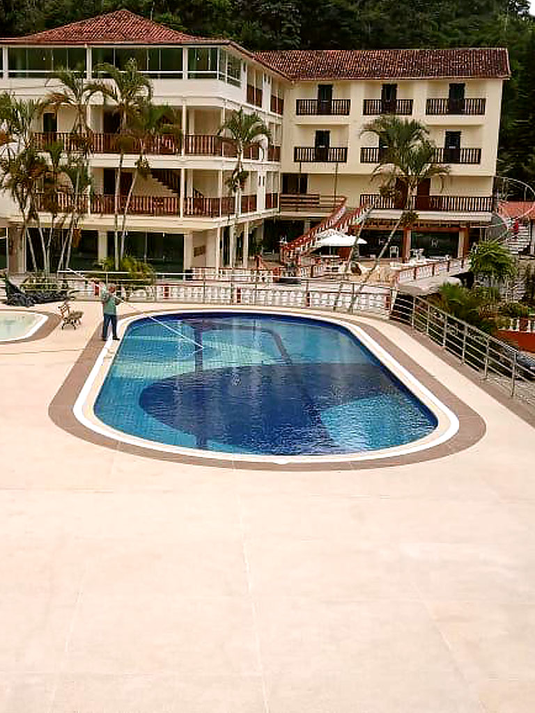 piso fulget para área de piscina em hotel