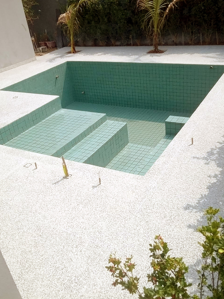 piso fulget branco em área de piscina