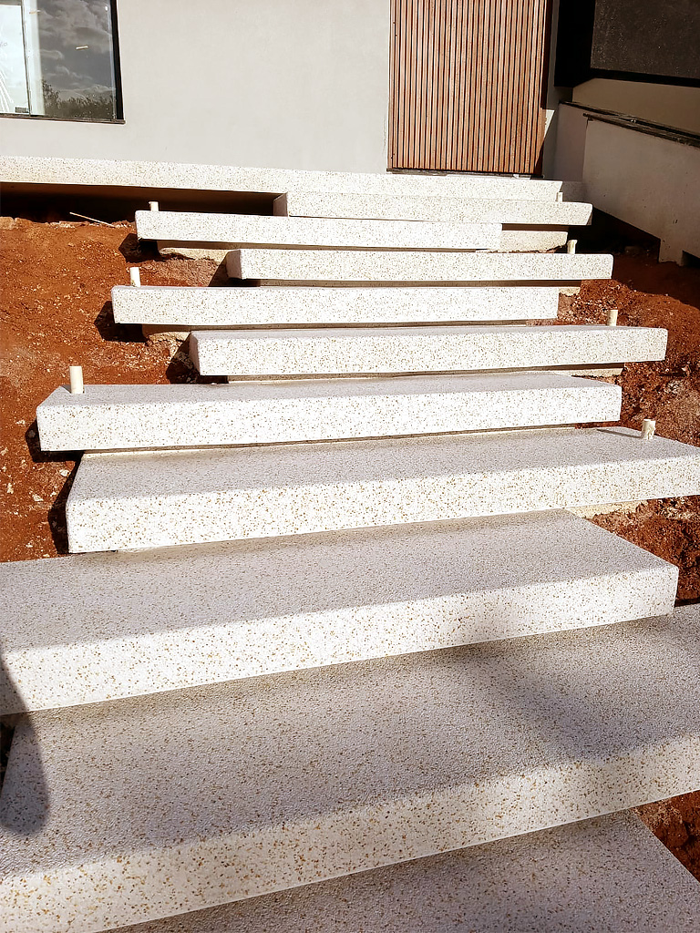 piso fulget na cor branca em escadas