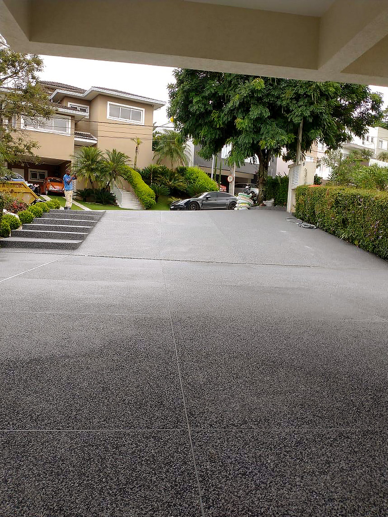 piso fulget cinza e preto em rampas de garagem