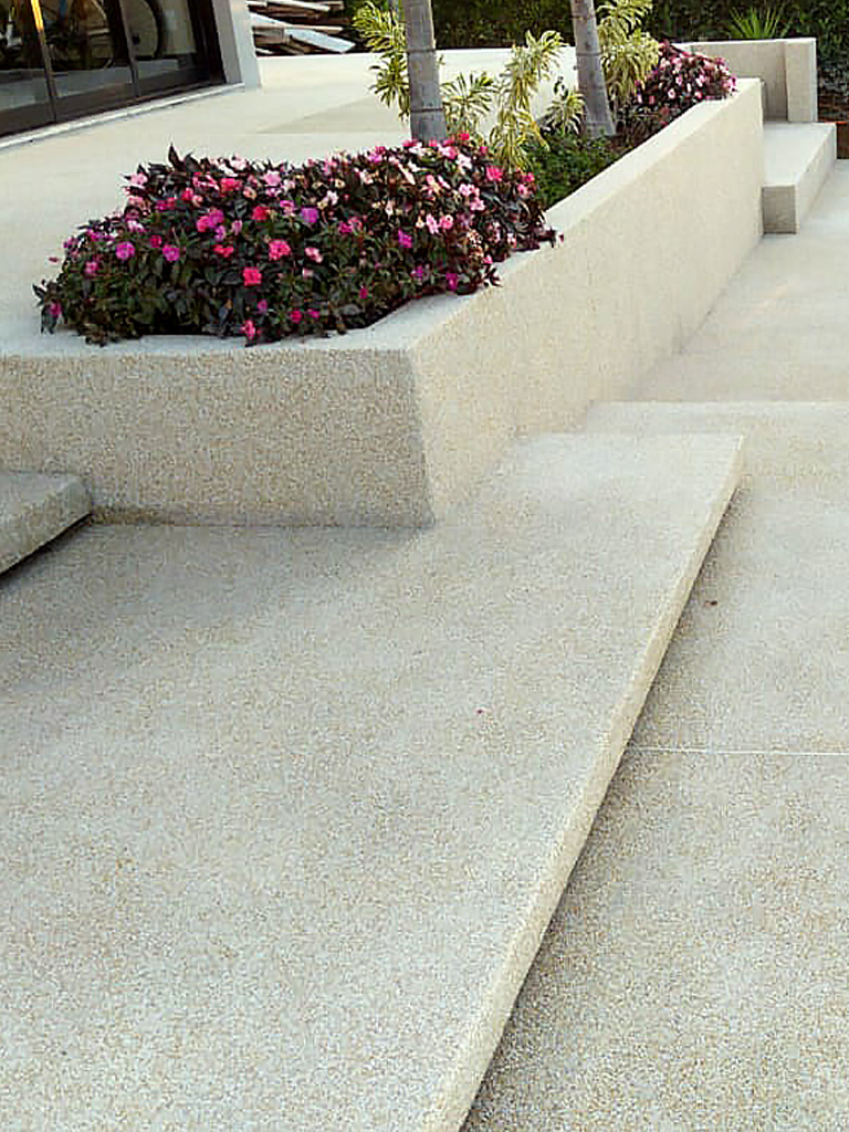 piso fulget bege palha em jardineiras, floreiras e escada