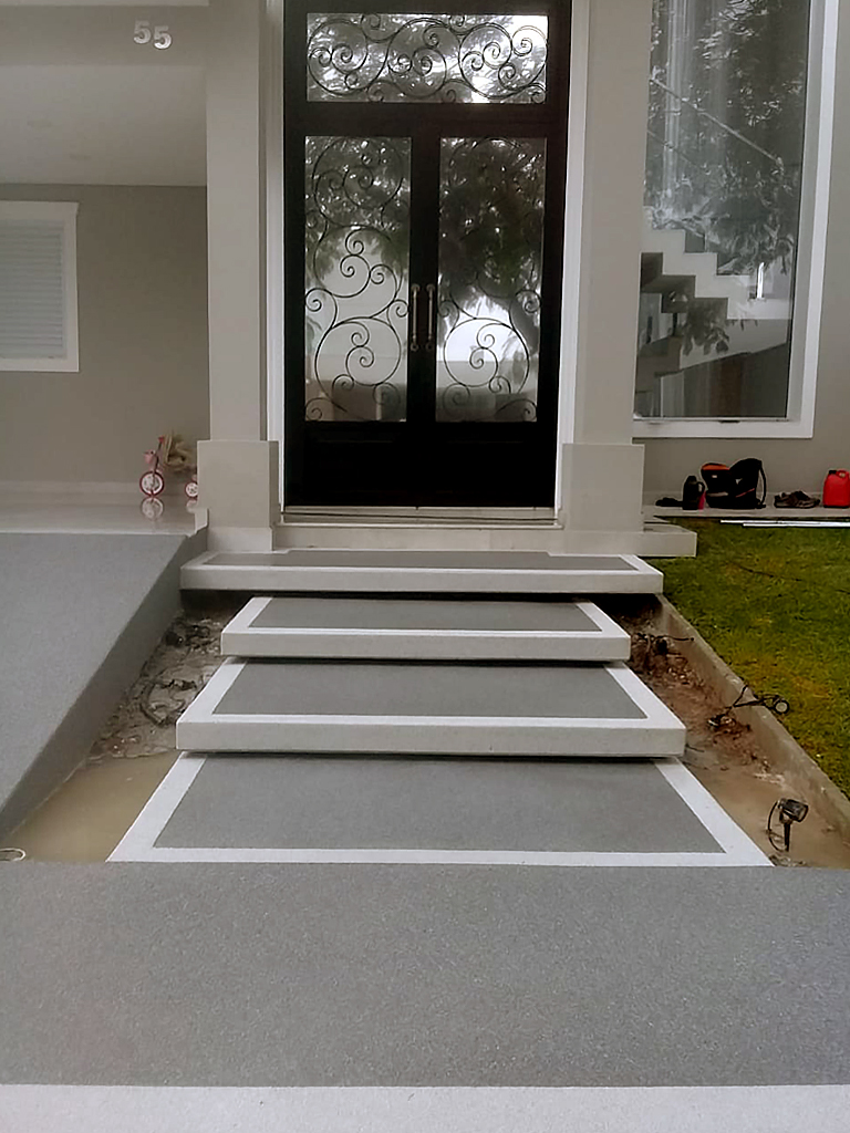 piso fulget em hall de entrada e fachada cinza com bordas brancas