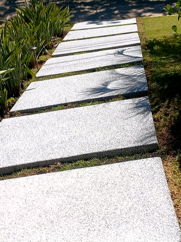 piso fulget cinza em calçada, pisantes e pula-pula