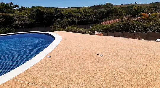 Piso fulget aplicado em áreas de piscina